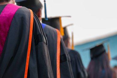 Mezuniyet töreni başarısı üniversite mezunları, konsept eğitim mezunları üniversiteden mezun olanlar..