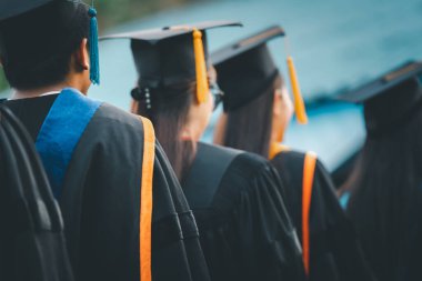 Mezuniyet töreni başarısı üniversite mezunları, konsept eğitim mezunları üniversiteden mezun olanlar..