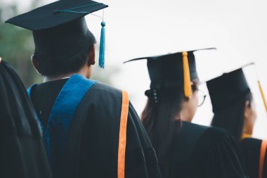 Mezuniyet töreni başarısı üniversite mezunları, konsept eğitim mezunları üniversiteden mezun olanlar..