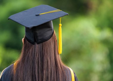 Altın püsküllü mezuniyet şapkası üniversite mezunları, konsept eğitim mezunları üniversiteden mezun olanlar..