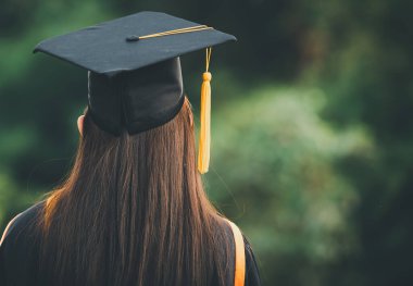 Altın püsküllü mezuniyet şapkası üniversite mezunları, konsept eğitim mezunları üniversiteden mezun olanlar..