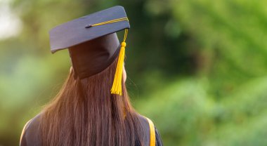 Altın püsküllü mezuniyet şapkası üniversite mezunları, konsept eğitim mezunları üniversiteden mezun olanlar..