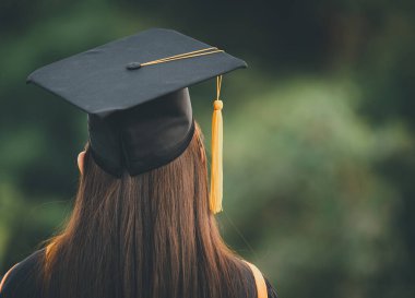 Altın püsküllü mezuniyet şapkası üniversite mezunları, konsept eğitim mezunları üniversiteden mezun olanlar..