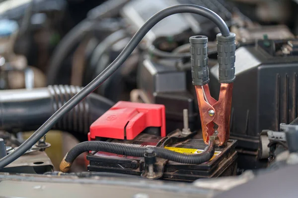 Close Selektywne Skupienie Mechanicznego Mocowania Kabli Skoczkowych Akumulatora Ładowania Samochodów — Zdjęcie stockowe