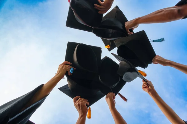 Tappi Laurea Gettato Nei Laureati Successo Air Dell Università Concetto — Foto Stock