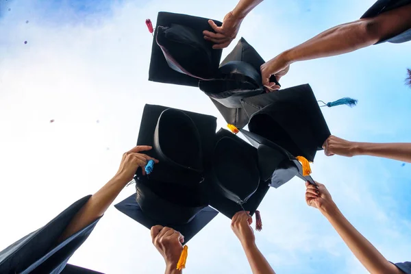 Graduation Caps Ρίχνονται Στους Αποφοίτους Επιτυχία Αέρα Του Πανεπιστημίου Concept — Φωτογραφία Αρχείου
