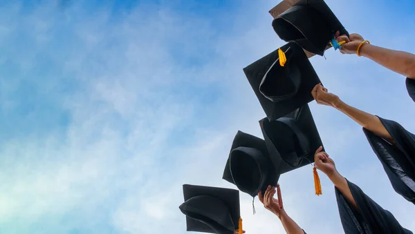 Caps Graduation Jetés Dans Air Diplômés Succès Université Concept Éducation — Photo