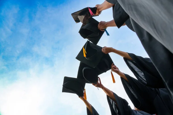 Graduierung Mützen Die Luft Geworfen Erfolg Absolventen Der Universität Konzept — Stockfoto