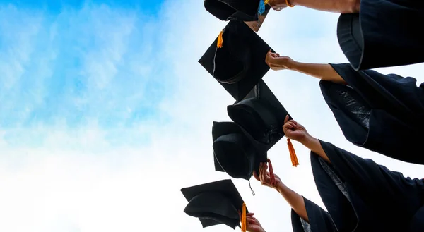 Tapas Graduación Lanzado Aire Éxito Graduados Universidad Concepto Educación Felicitación —  Fotos de Stock