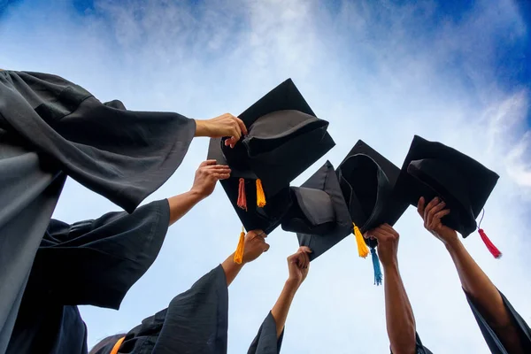 Caps Graduação Jogado Sucesso Air Graduados Universidade Conceito Educação Parabéns — Fotografia de Stock