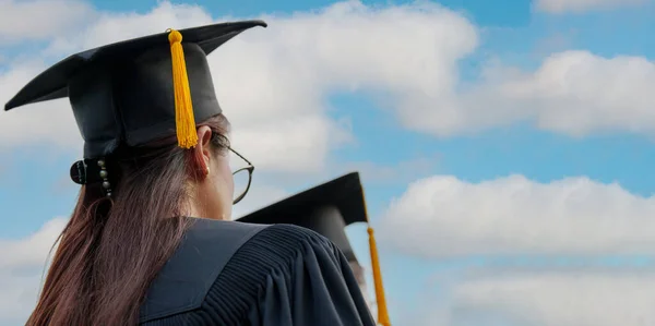 Πλάτη Των Αποφοίτων Τελετή Επιτυχία Αποφοίτων Του Πανεπιστημίου Concept Εκπαίδευση — Φωτογραφία Αρχείου