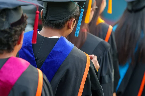 Mezuniyet töreni başarısı üniversite mezunları, konsept eğitim mezunları üniversiteden mezun olanlar..