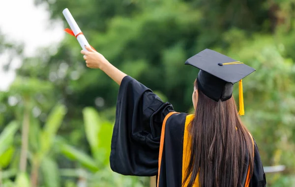 Examen Mössa Med Guld Tofs Innehar Ett Diplom Framgång Utexaminerade — Stockfoto