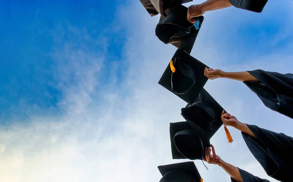 Graduation Caps Ρίχνονται Στους Αποφοίτους Επιτυχία Αέρα Του Πανεπιστημίου Concept Εικόνα Αρχείου