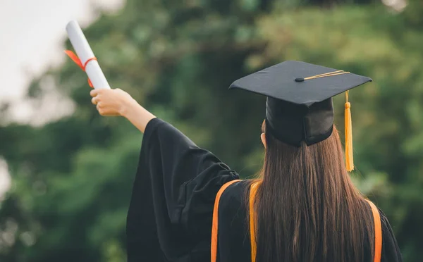 Καπέλο Αποφοίτησης Χρυσή Φούντα Κάτοχος Διπλώματος Επιτυχημένους Απόφοιτους Του Πανεπιστημίου Εικόνα Αρχείου