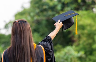 Mezuniyet sertifikası, yeşil arka plan başarısı üniversite mezunları, konsept eğitim mezunları üniversite mezunları.