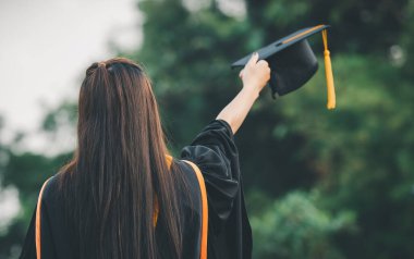 Mezuniyet sertifikası, yeşil arka plan başarısı üniversite mezunları, konsept eğitim mezunları üniversite mezunları.