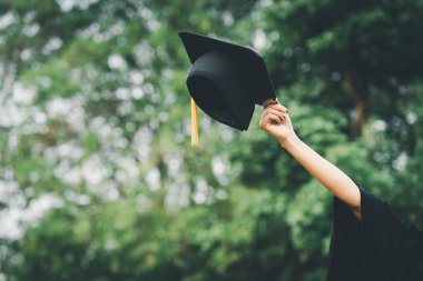 Mezuniyet sertifikası, yeşil arka plan başarısı üniversite mezunları, konsept eğitim mezunları üniversite mezunları.