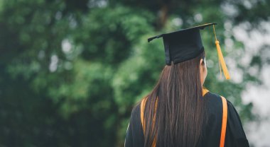 Mezuniyet sertifikası, yeşil arka plan başarısı üniversite mezunları, konsept eğitim mezunları üniversite mezunları.