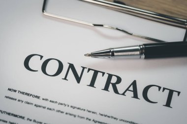 Kağıt üzerinde kalem ve akıllı telefon imzası sözleşmesi