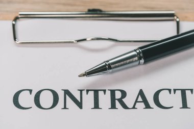 Kağıt üzerinde kalem ve akıllı telefon imzası sözleşmesi