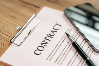 Kağıt üzerinde kalem ve akıllı telefon imzası sözleşmesi