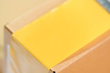 Karton kutunun üzerindeki bant dağıtıcısını kapat. Sevkiyat için ekommerce nakliye sipariş kutusu.