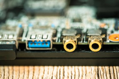 Kırık dizüstü bilgisayar onarımını kapat