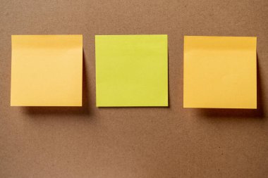 Renkli gönderilerin yapışkan Notları koleksiyonu kağıt not izole arkaplan