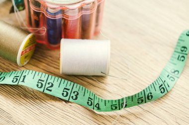 Tasarım ekipmanı terzisi şifoniyerin masasına koydu.