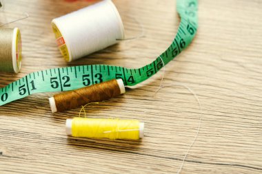 Tasarım ekipmanı terzisi şifoniyerin masasına koydu.