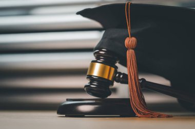 Siyahi Mezuniyet Şapkası ve Gavel Uluslararası Çevrimiçi Öğrenim Konsepti