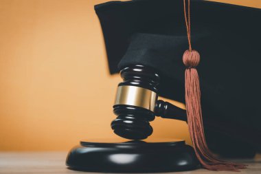 Siyahi Mezuniyet Şapkası ve Gavel Uluslararası Çevrimiçi Öğrenim Konsepti