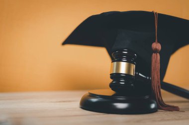 Siyahi Mezuniyet Şapkası ve Gavel Uluslararası Çevrimiçi Öğrenim Konsepti