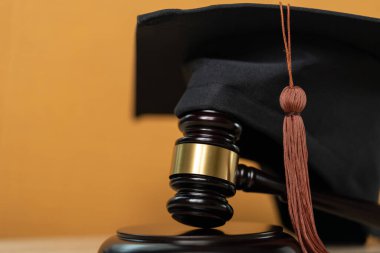 Siyahi Mezuniyet Şapkası ve Gavel Uluslararası Çevrimiçi Öğrenim Konsepti