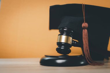 Siyahi Mezuniyet Şapkası ve Gavel Uluslararası Çevrimiçi Öğrenim Konsepti