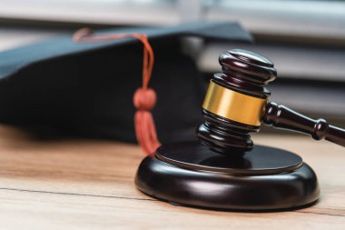 Siyahi Mezuniyet Şapkası ve Gavel Uluslararası Çevrimiçi Öğrenim Konsepti