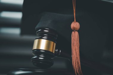 Siyahi Mezuniyet Şapkası ve Gavel Uluslararası Çevrimiçi Öğrenim Konsepti