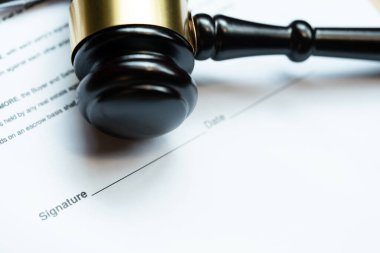 Ahşap yargıç tokmağı ile imzalı sözleşme belgesi