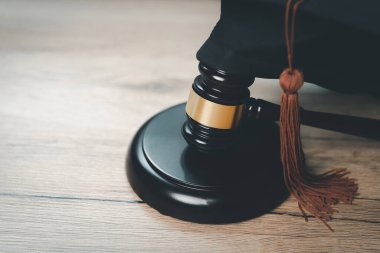 Siyahi Mezuniyet Şapkası ve Gavel Uluslararası Çevrimiçi Öğrenim Konsepti