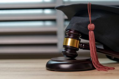 Siyahi Mezuniyet Şapkası ve Gavel Uluslararası Çevrimiçi Öğrenim Konsepti