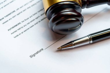 Ahşap yargıç tokmağı ile imzalı sözleşme belgesi