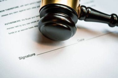 Ahşap yargıç tokmağı ile imzalı sözleşme belgesi