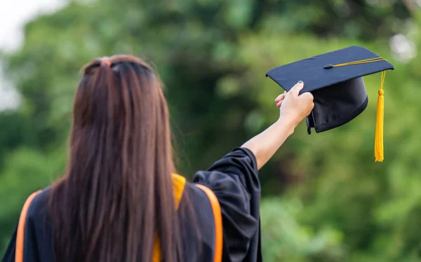 Graduation Caps Gooid Groene Achtergrond Succes Afgestudeerden Van Universiteit Concept — Stockfoto