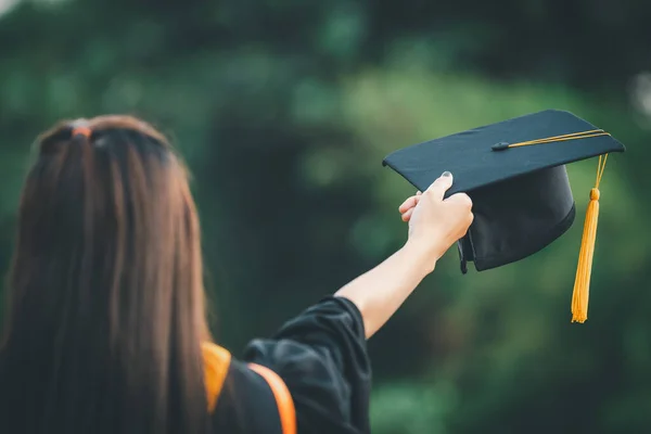Graduation Caps Gooid Groene Achtergrond Succes Afgestudeerden Van Universiteit Concept — Stockfoto