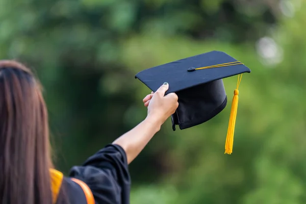 Examen Mössor Kastas Grön Bakgrund Framgång Utexaminerade Från Universitetet Concept — Stockfoto