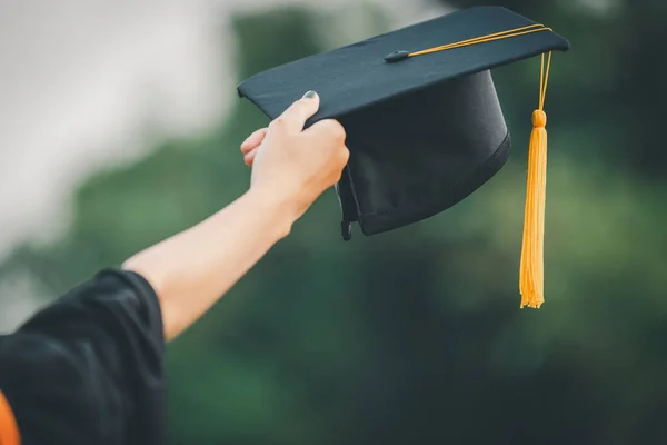 Caps Graduação Jogado Fundo Verde Sucesso Graduados Universidade Conceito Educação — Fotografia de Stock