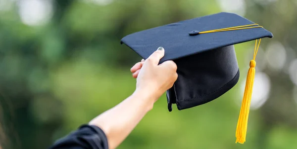 Examen Mössor Kastas Grön Bakgrund Framgång Utexaminerade Från Universitetet Concept — Stockfoto