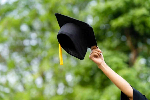 Maturitní Čepice Vhozeny Zeleném Pozadí Úspěšní Absolventi Univerzity Koncepce Vzdělání — Stock fotografie