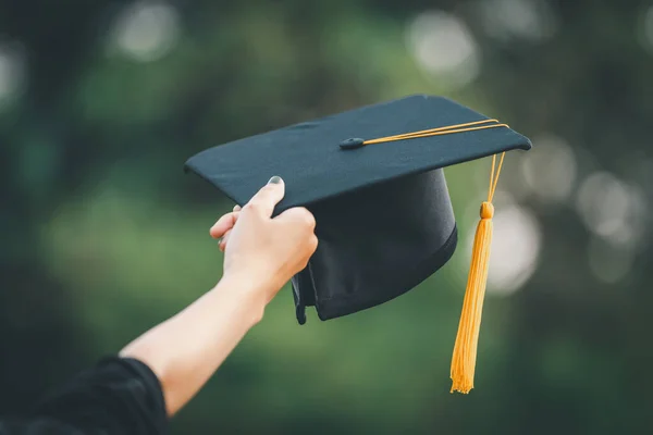 Czapki Graduation Rzucony Zielonym Tle Sukces Absolwentów Uczelni Koncepcja Edukacji — Zdjęcie stockowe